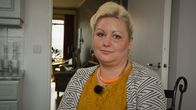 kvinna tittar i kameran