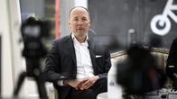  Jussi Halla-aho istuu sohvalla tilaisuudessa.