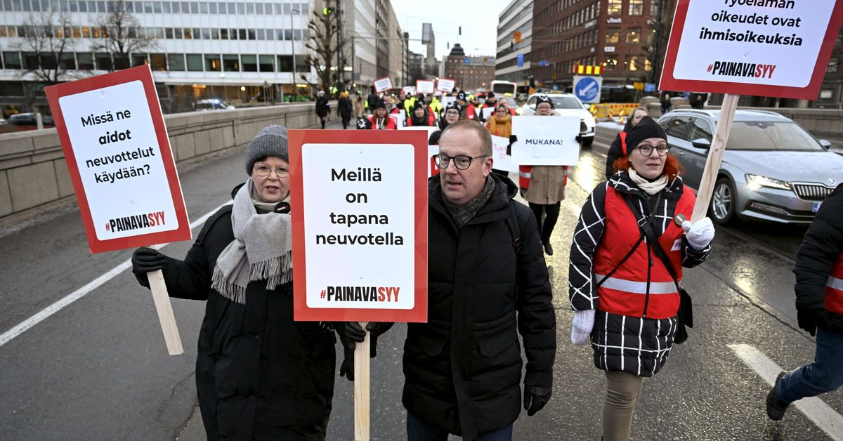 Unions step up pressure on government over proposed labour market reforms