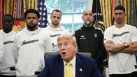 Donald Trump puhuu Valkoisessa talossa takanaan Juventuksen pelaajia.