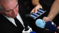 Francois Bayrou toimittajien mikkien ympäröimänä.