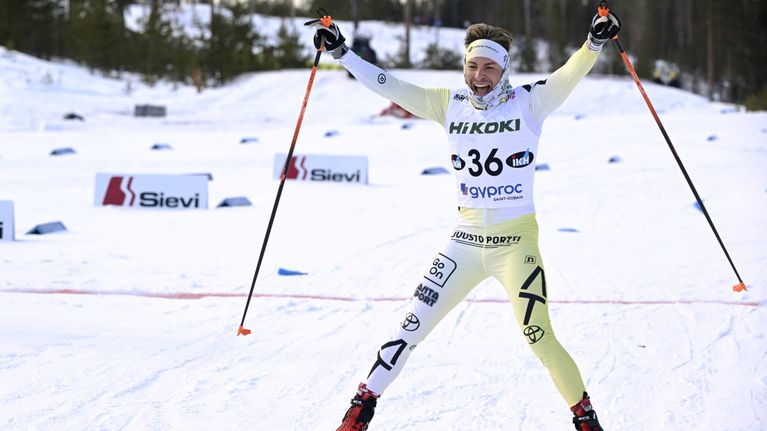 Antti Tuisku tuulettaa maalissa. 