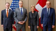  Jamieson Greer, Scott Bessent, Karin Keller-Sutter ja Guy Parmelin poseeraavat ryhmäkuvassa.