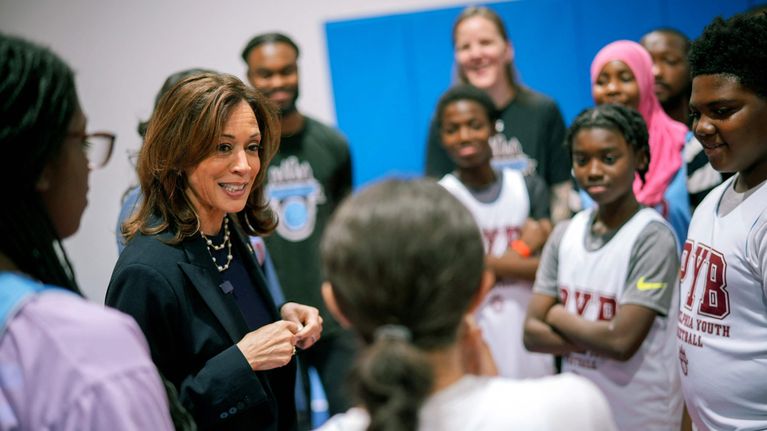 Kamala Harris bland anhängare.