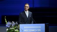 Alexander Stubb puhujakorokkeella Helsinki+50 konferenssissa.