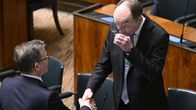  Pääministeri Petteri Orpo kättelee Jussi Halla-ahoa.