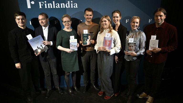 Tietokirjallisuuden Finlandia-ehdokkaat pitelevät kirjoja käsissään ja hymyilevät.
