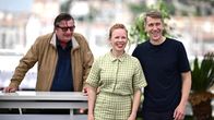 Ohjaaja Aki Kaurismäki, näyttelijät Alma Pöysti ja Jussi Vatanen Kuolleet Lehdet-elokuvan ensi-illassa Cannesin elokuvafestivaaleilla.