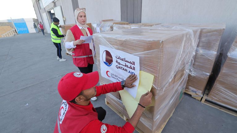 Egyptin punaisen ristin työntekijät pakkaavat humanitaarisen avun paketteja.