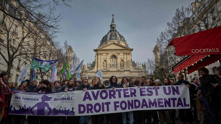 Abort är en grundläggande rättighet står det på plakat under en demonstration i Paris 28.2.2024.