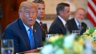 Presidentti Donald Trump istuu kokouksessa pöydän ääressä.