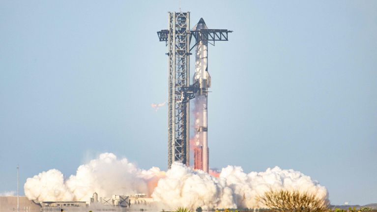SpaceX:n Starship-alus lähetetään ilmaan.