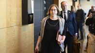 Tytti Yli-Viikari saapumassa hovioikeuteen 21. huhtikuuta Helsingissä. 