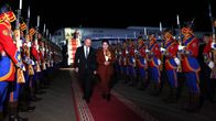 Vladimir Putin ja Battsetseg Batmunkh kävelevät punaista matto pitkin kunniakomppanian ohi.