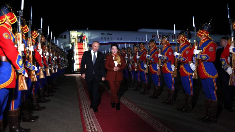 Vladimir Putin ja Battsetseg Batmunkh kävelevät punaista matto pitkin kunniakomppanian ohi.