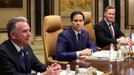  Steve Witkoff, Marco Rubio och Mike Waltz sitter vid ett bord.
