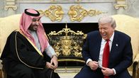 Saudi-Arabian kruununprinssi ja Trump istuvat vierekkäin Trumpin työhuoneessa. Trump nauraa äänekkäästi.