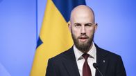  Carl-Oskar Bohlin puhuu tiedotustilaisuudessa.