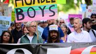 Oregonin kuvernööri marssii kansalliskaartia vastustavassa mielenosoituksessa.