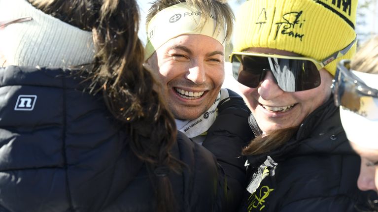 Antti Tuisku iloitsee maalissa. 