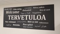 En skylt där ordet välkommen står på många olika språk.