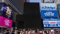 Pimeitä valomainoksia New Yorkin Times Squarella.