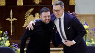 Presidentit Volodymyr Zelenskyi ja Alexander Stubb keskustelutilaisuudessa Helsingin yliopitolla.