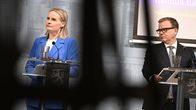 Riikka Purra ja Petteri Orpo tiedotustilaisuudessa.