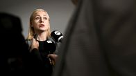Elina Valtonen puhuu tiedotusväineiden edustajille.