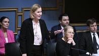 Kaisa Juuso puhuu eduskunnan ministeriaitiossa.