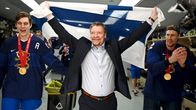 Jukka Jalonen poseeraa Suomen lipun kanssa.
