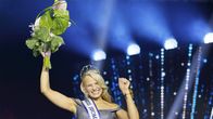 Petra Hämäläinen tuulettaa kukkakimppu kädessään.