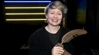 Susanna Hast otti vastaan vuoden parhaalle suomenkieliselle esikoisteokselle myönnettävän Helsingin Sanomien kirjallisuuspalkinnon.