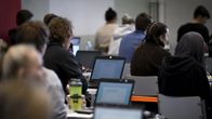 Opiskelijoita ylioppilaskirjoituksissa Töölön yhteiskoulun lukiossa Helsingissä 17. maaliskuuta 2023. 