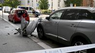  Vaurioituneita henkilöautoja poliisinauhoin eristettynä Stenbäckinkadulla Helsingissä.