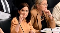 Sosiaaliturvaministeri Sanni Grahn-Laasonen (kok.) pyytää pueenvuoroa ja vieressä istuu oikeusministeri Leena Meri (ps.) eduskunnan suullisella kyselytunnilla.
