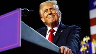 Donald Trump hymyilee lavalla.