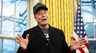 Elon Musk elehtii Valkoisessa talossa.