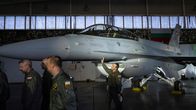 Bulgarialaislentäjät tarkastavat Bulgarian ensimmäistä F-16 Block 70 -hävittäjää