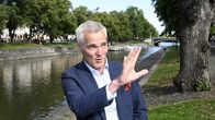 Anders Adlercreutz seisoo Aurajoen varrella.