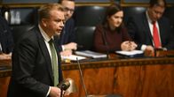 Keskustan puheenjohtaja Antti Kaikkonen eduskunnan täysistunnossa.