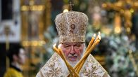 Patriarkka Kirill kuvattuna kirkossa kynttilöiden kanssa.