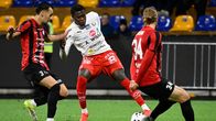 Jaron Jonathan Lawson (keskellä) ja PK-35:n Alexander Forsström sekä Tuukka Andberg kamppailevat pallosta.