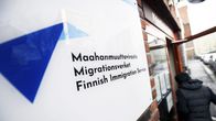 Maahanmuuttoviraston kyltti ja sisäänkäynti.