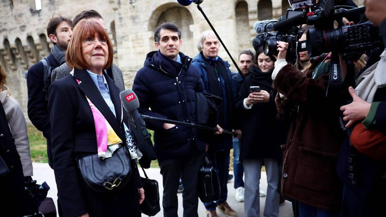 Toimittajat haastattelevat Gisèle Pélicotia.