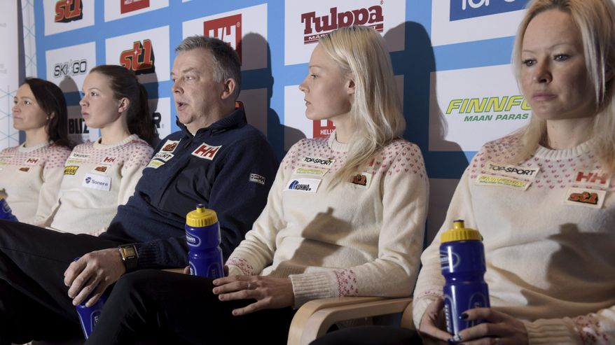 Aino-Kaisa Saarinen, Kerttu Niskanen, Reijo Jylhä, Anne Kyllönen ja Riitta-Liisa Roponen istuvat lehdistötilaisuudessa.