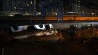 Italienska brandmän och räddningsarbetare vid olycksplatsen i Mestre, efter att bussen släckts.