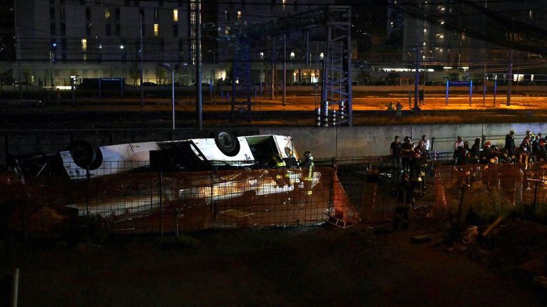 Italienska brandmän och räddningsarbetare vid olycksplatsen i Mestre, efter att bussen släckts.