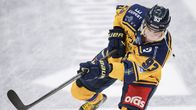 Mikael Ruohomaa pelaamassa jääkiekkoa.