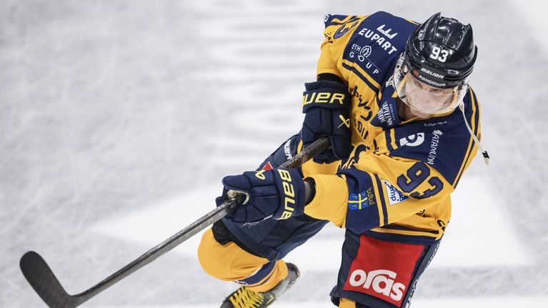 Mikael Ruohomaa pelaamassa jääkiekkoa.